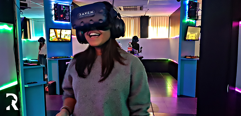 Woman_playing_vr_with_friends
